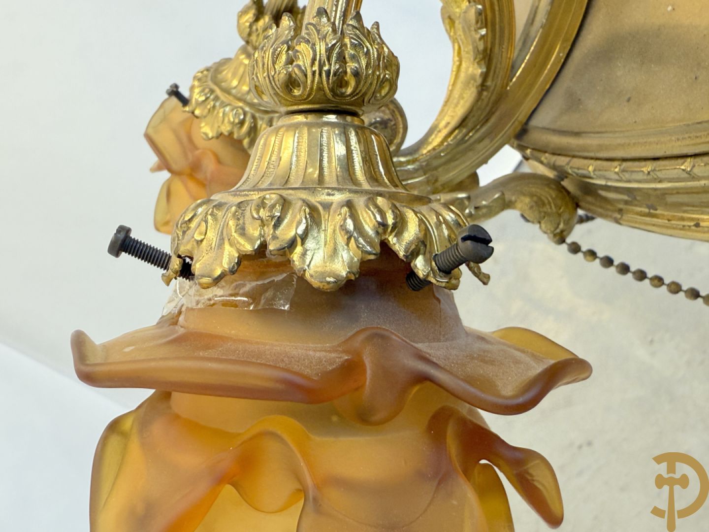 Vuurvergulde bronzen luchter met 9 lichtpunten bezet met roosjes en albast coupe onderaan
