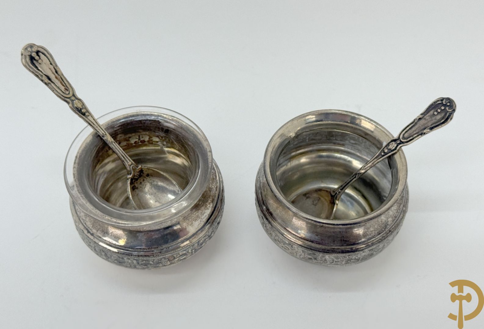 Drie paar massief zilveren peper- en zoutvaatjes met bijhorend lepeltje + paar peper- en zoutvaatjes met kristallen coupe+ 2 andere