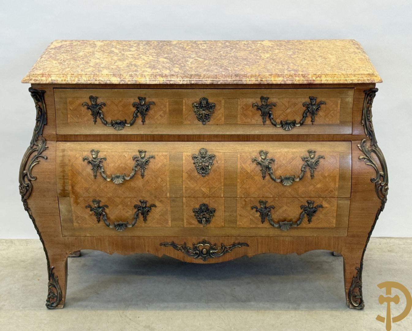 Notelaren gemarketteerde en gegalbeerde drieladencommode bezet met bronsbeslag en geaderd marmeren blad