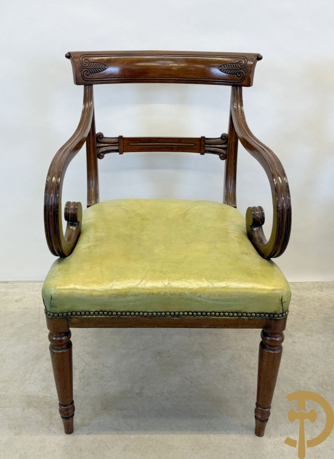 Set Engelse mahoniehouten stoelen met gondelvormige rug en lederen zitting (2 armzetels en 4 stoelen)