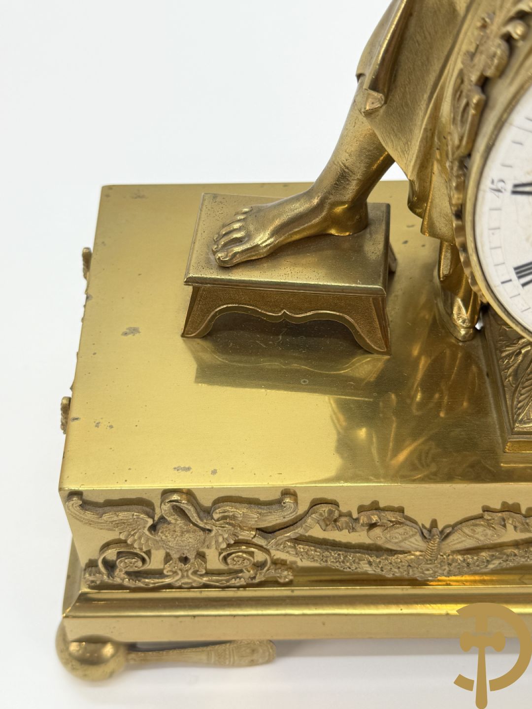 Vuurvergulde Franse bronzen Empire stijl pendule, harpvormige horloge met gevleugelde Griekse mythologische figuur, Erso die zijn lier bespeelt - Deniere et E. Mattelin, Fabricants de Bronze