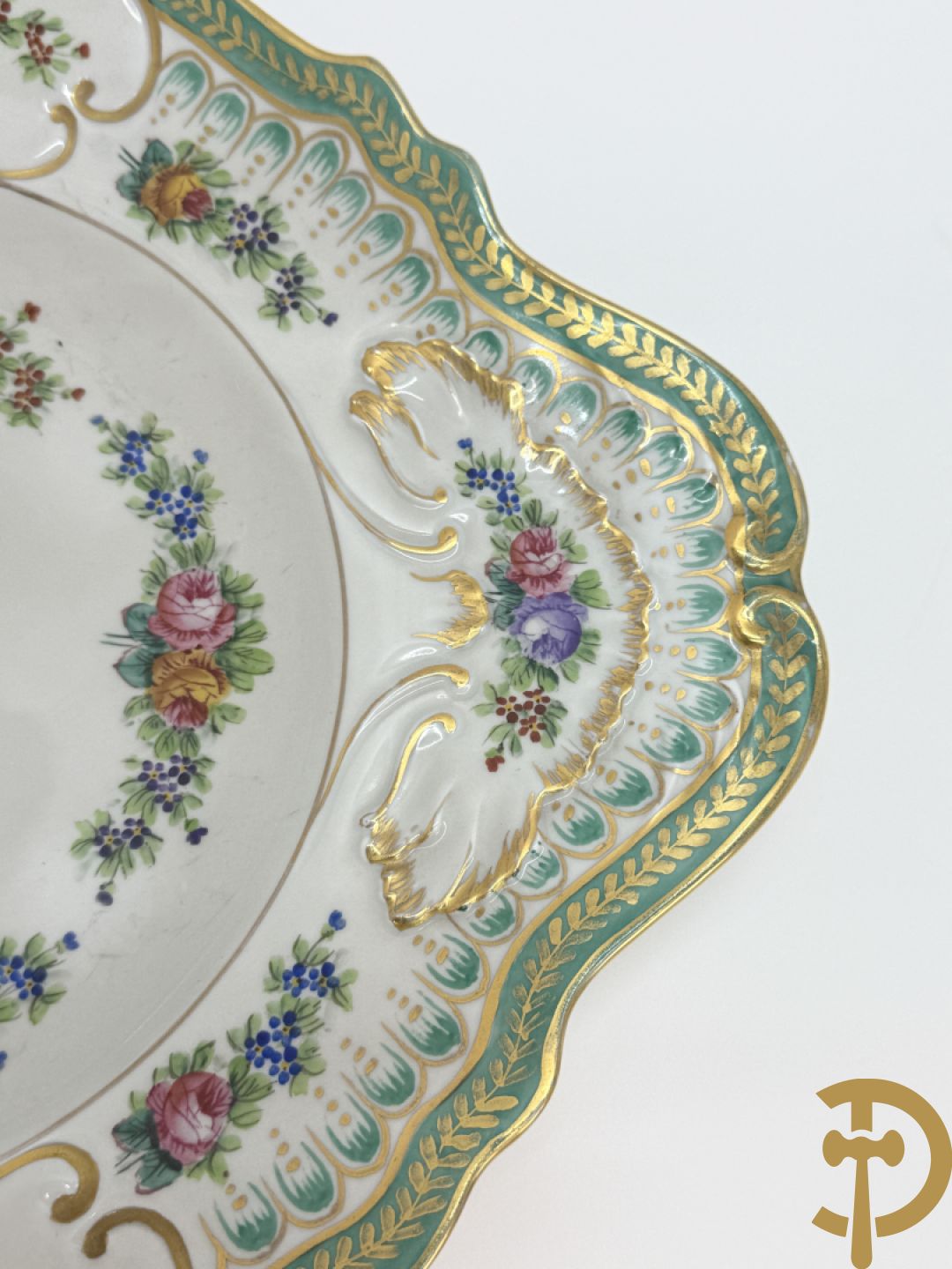 Milieu de table met vergulde ornamenten en bloemendecor op onderschaal, Limoges France gemerkt