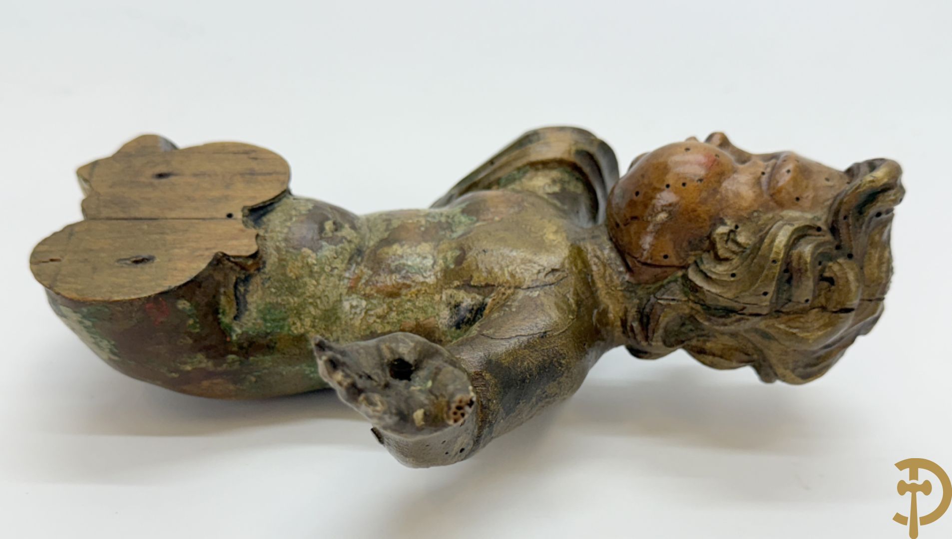 Drie houtgesculpteerde cupido
