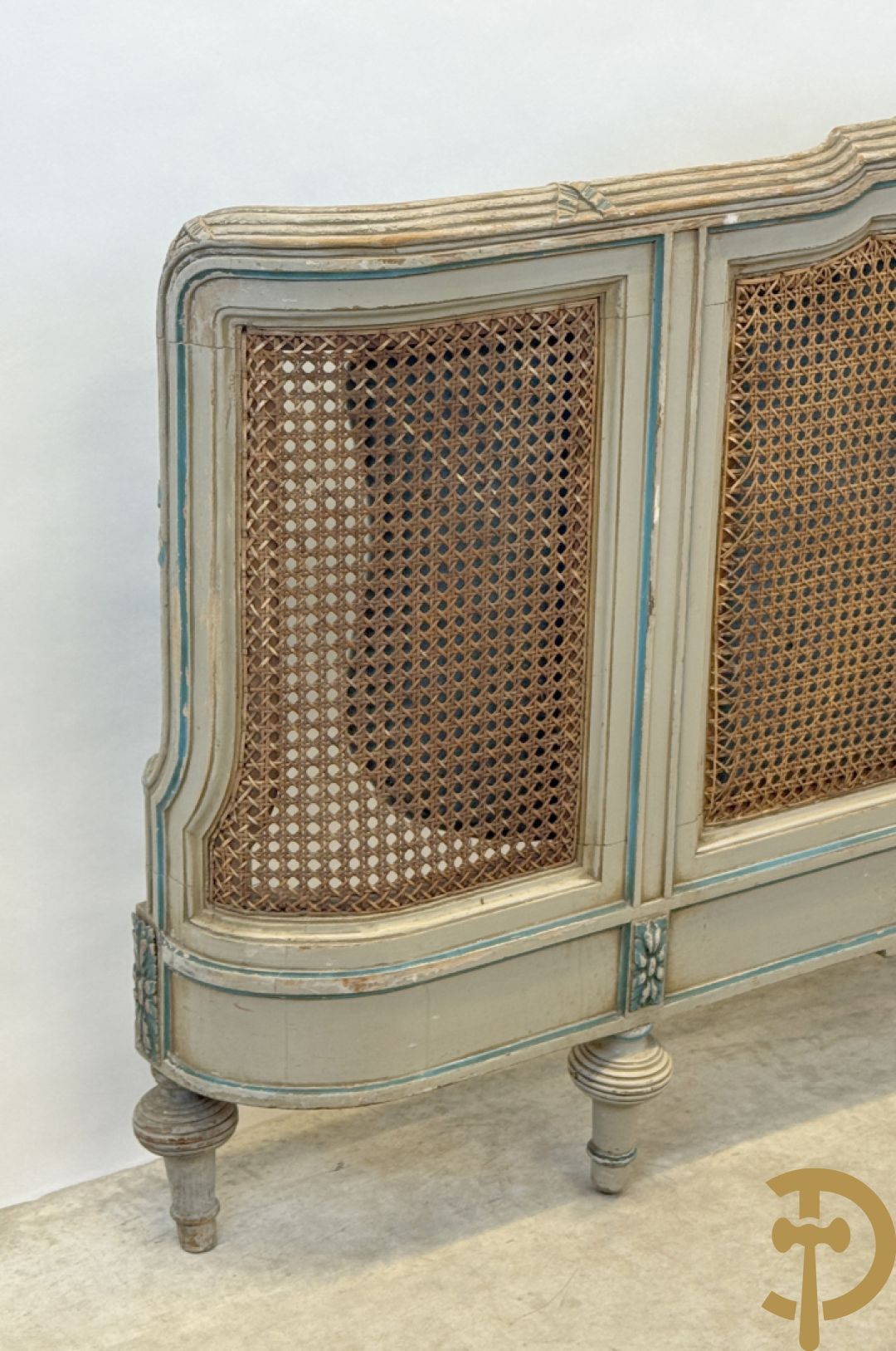 Gepatineerd Louis XVI bed met cannage en guirlandes + 2 muurconsoles met cannage en marmeren blad