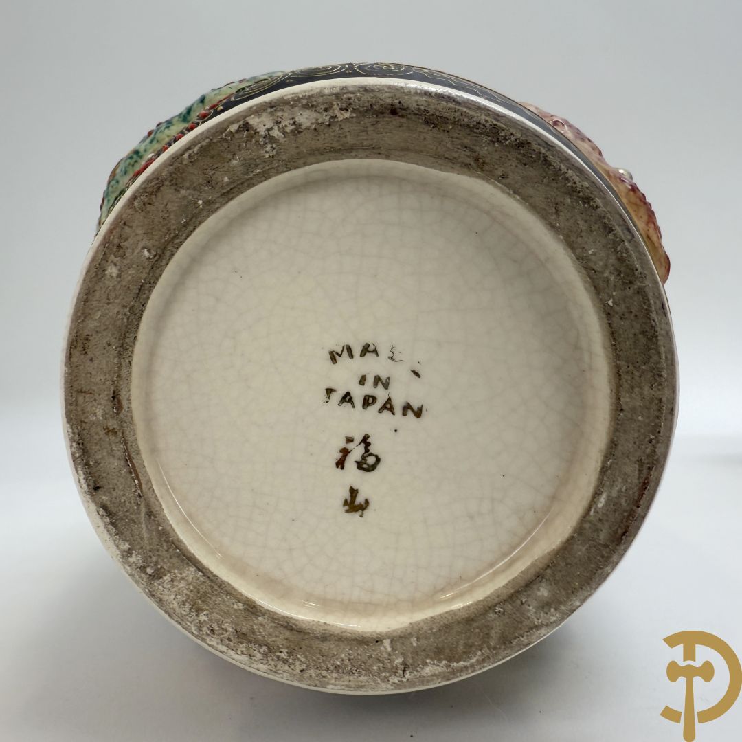 Paar Japanse Satsumat vazen met basrelief decor van gheisha