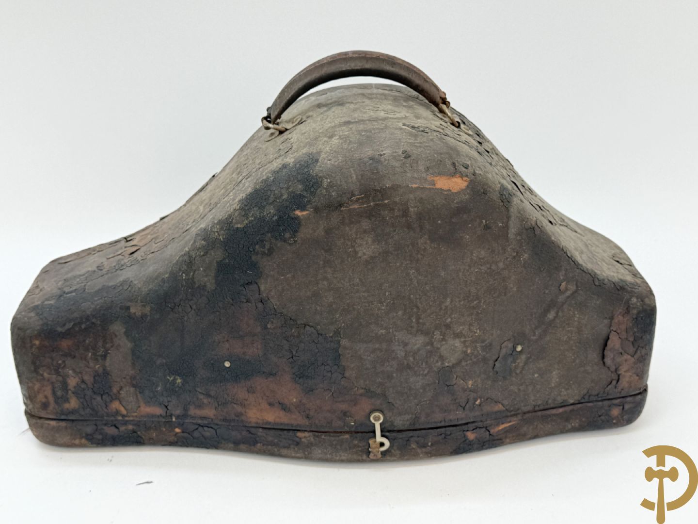 Zwarte steek hoed van de vrijmetselarij met veren bekleed en kruissymbool opzij, gemerkt The Petti Bone Bros. MFG.Co Cincinatti USA en bijhorende kraagband in box, gemerkt Signo Vinces in Hoc