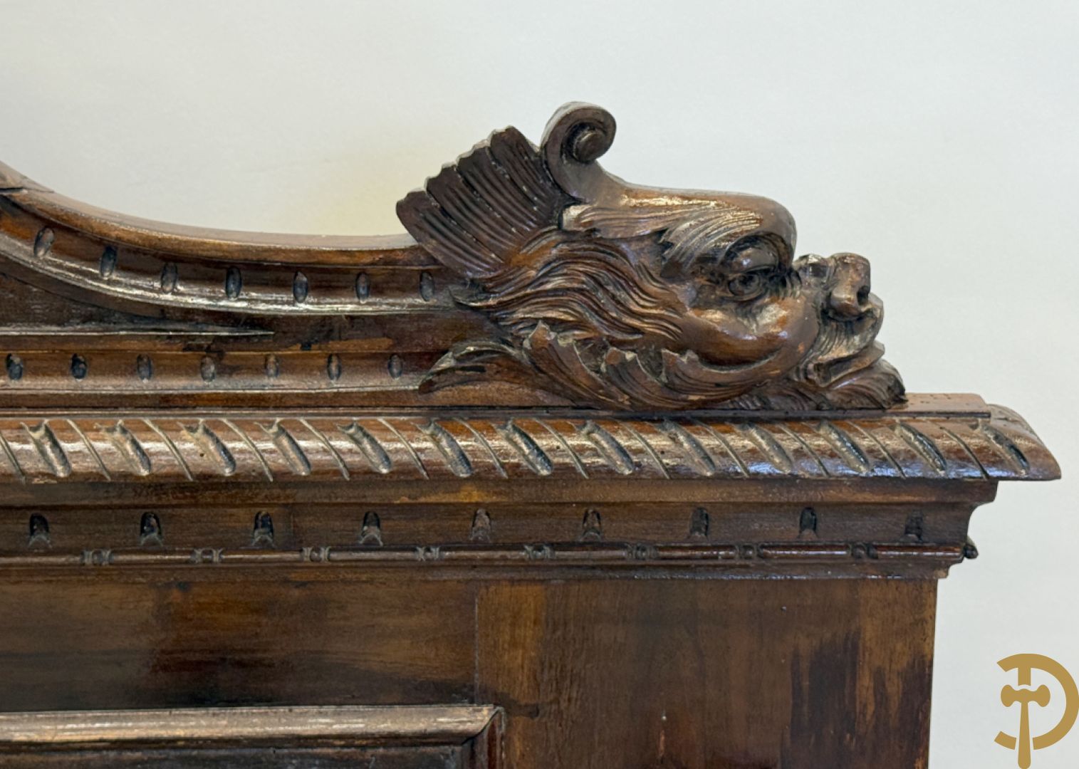 Hall bank met Neo Reniassance sculptuur van cupido