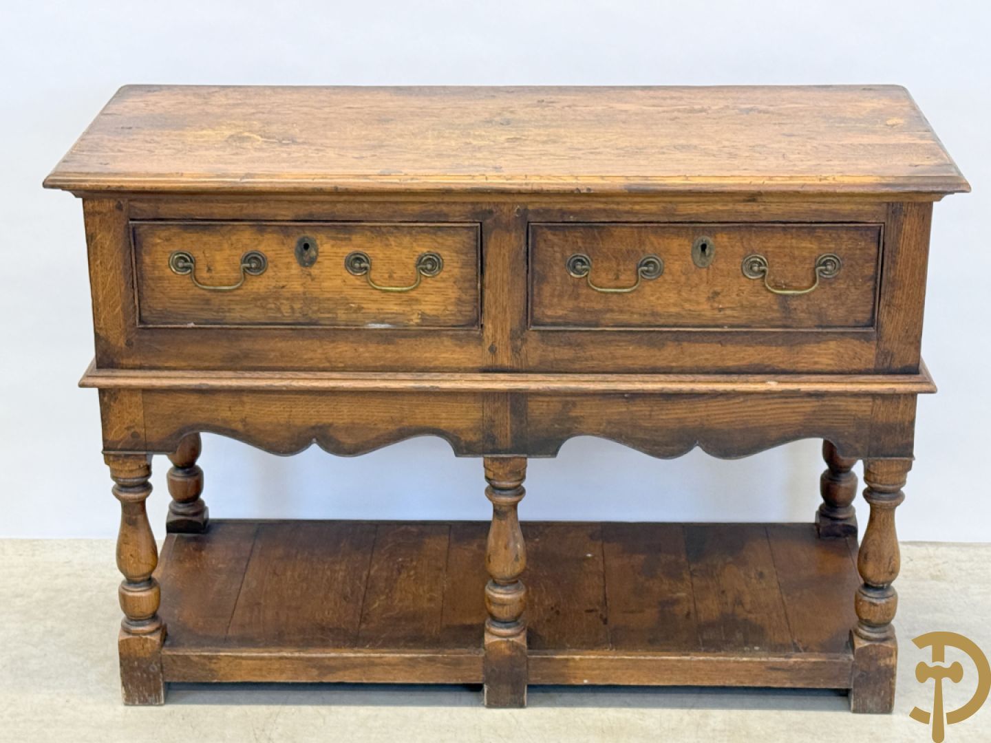 Massief eiken Engelse side board met 2 lades, op ballusterpoten