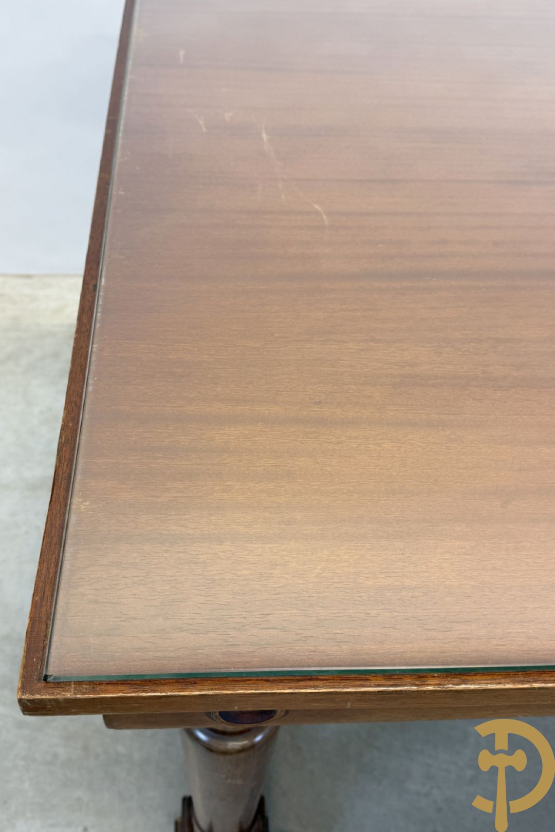 Notelaren tafel met glazen blad op vier ballustervormige poten - bezet met bollen op de zijkant