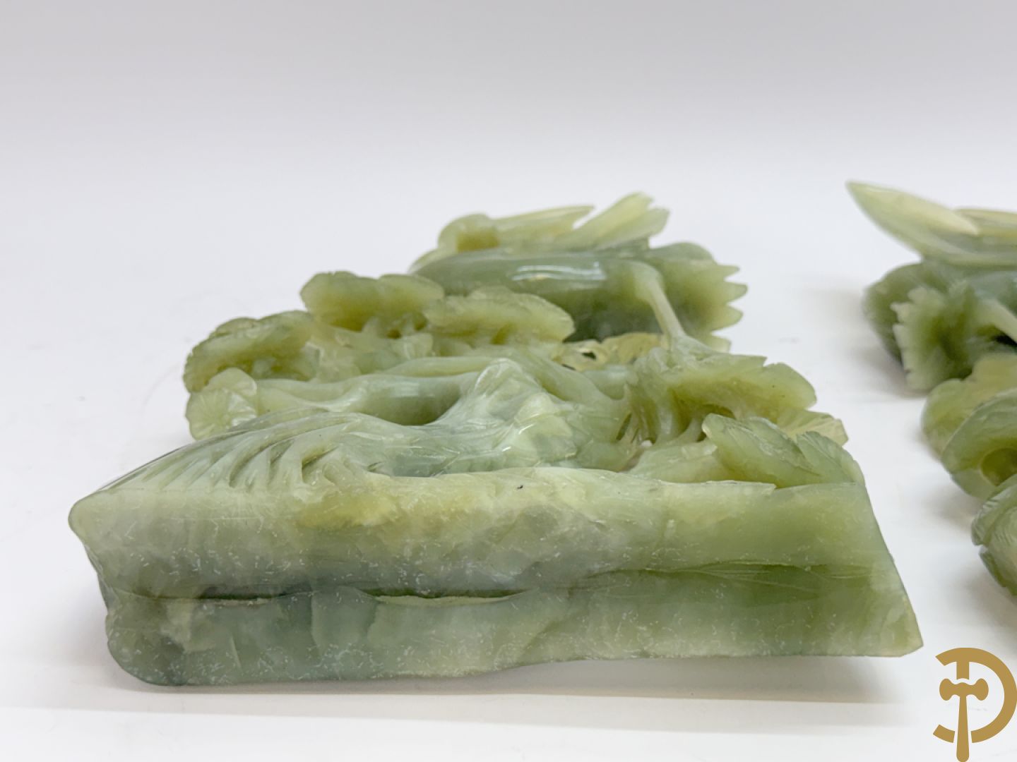 Paar jadeiet sculpturen met fenixvogels in natuurtafereel