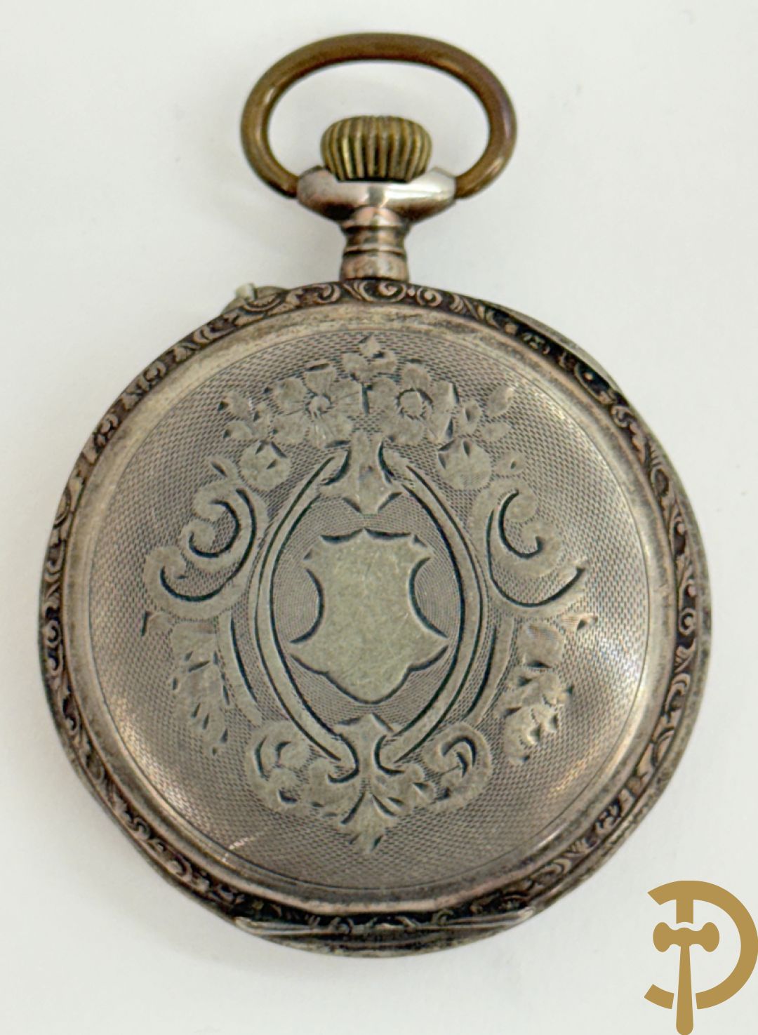 Vier 19e zakhorloges met Romeinse cijfers w.o. zilver + 2 zakhorlogekettingen