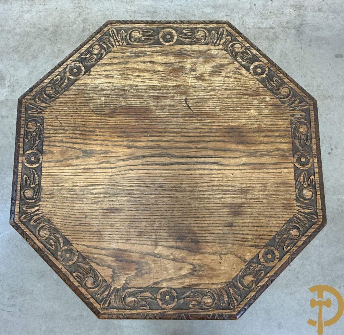 Massieve eiken tafel met achthoekig blad en sculptuur van bloementakken en accanthusranken - op 4 getorste poten