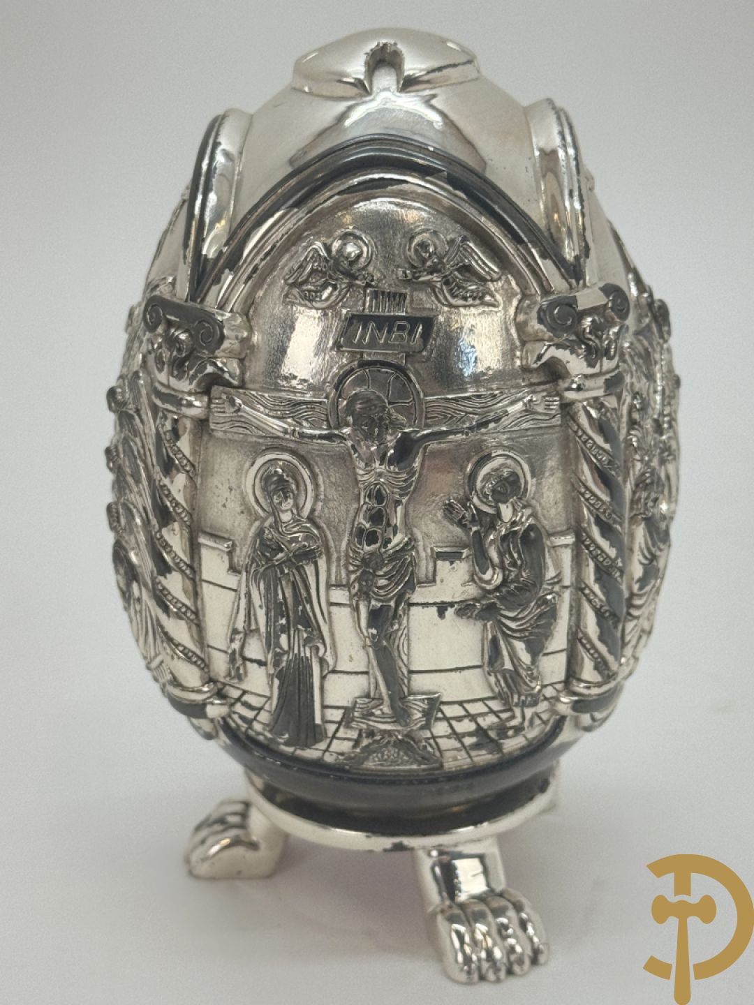 Grieks orthodox ei met 4 religieuse scènes met zilver bekleed.