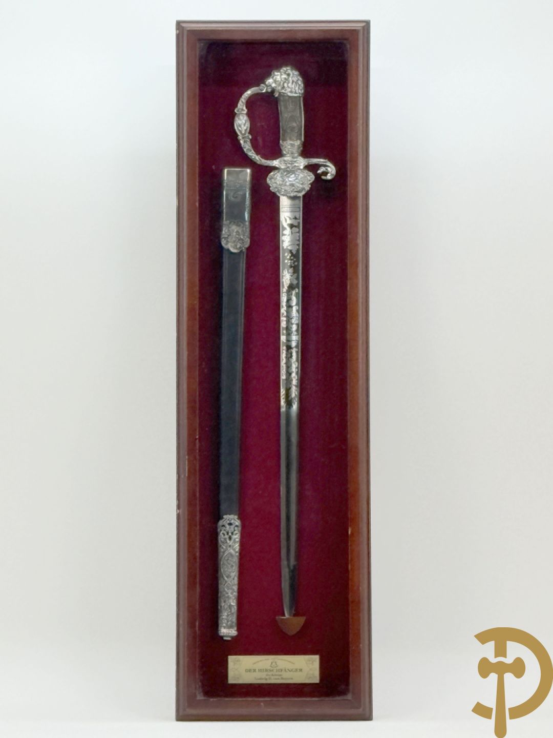 Der Hirschfänger, replica zwaard uitgegeven door Deutches Jagd und Fischereimuseum in een wandvitrine voorgesteld