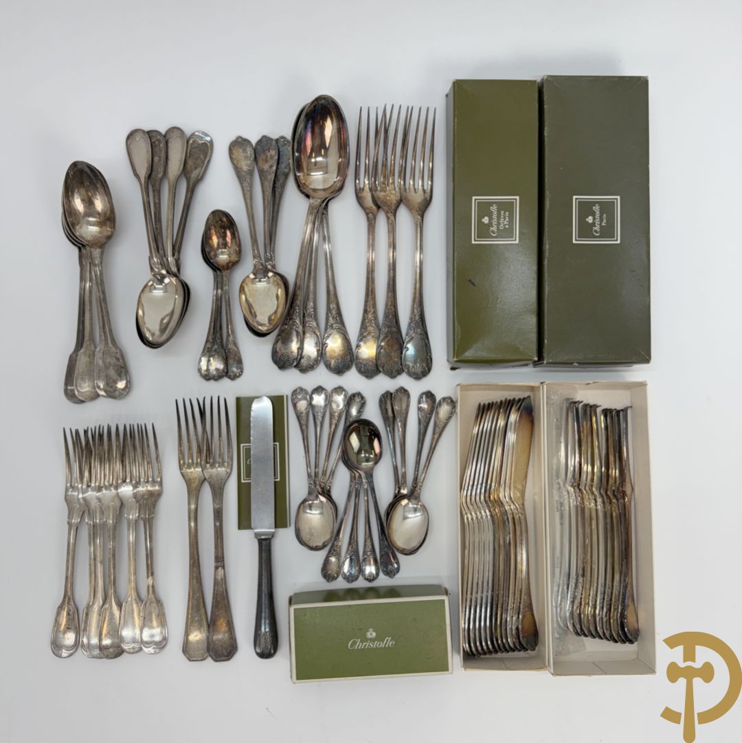 Verzilverd Louis XV bestek Christofle bestaande uit 12 kreeftvorken, 12 vismessen, 12 ijslepels, 3 vorken, 3 lepels, 3 dessertlepels en 3 koffielepels + 8 verzilverde Louis Philippe lepels, 6 verzilverde Louis Philippe vorken + 2 verzilverde vorken + verzilverd mes