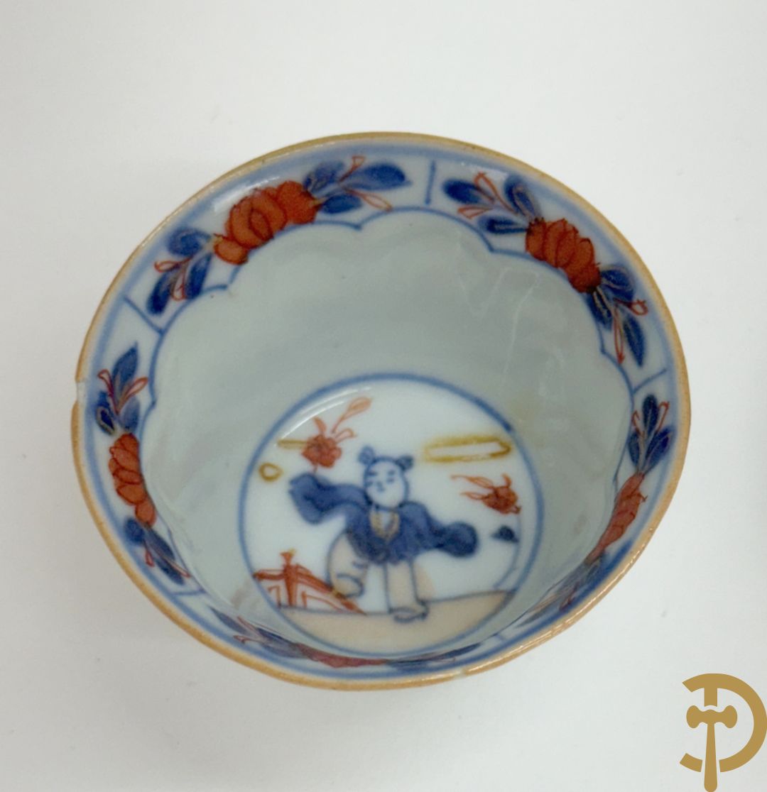 Chinese porseleinen ballustervormige vaas, King Long  + 2 porseleinen bordjes met bloemendecor + 2 bordjes met vazen- en bloemendecor + kopje en schoteltje Imari + dekselpotiche met vogel en bloemendecor