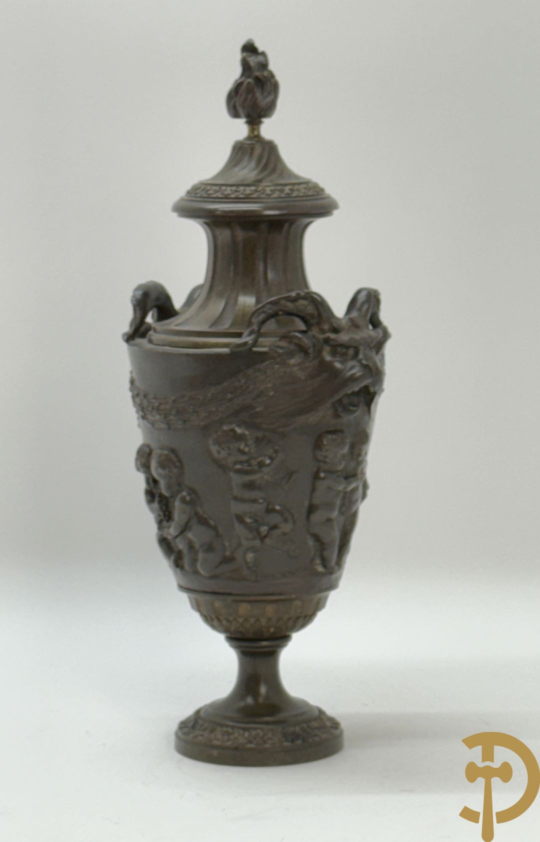 Bronzen cassolette met basrelief van cupido