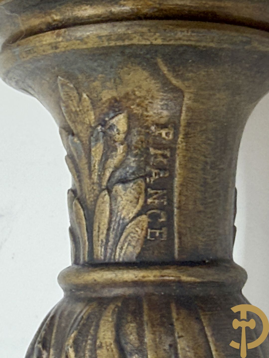 Driedelige garnituur, centraal horloge gedecoreerd met zamak beeld van fluitspelende cupido, geflankeerd door paar cassolettes - alles op marmeren basis