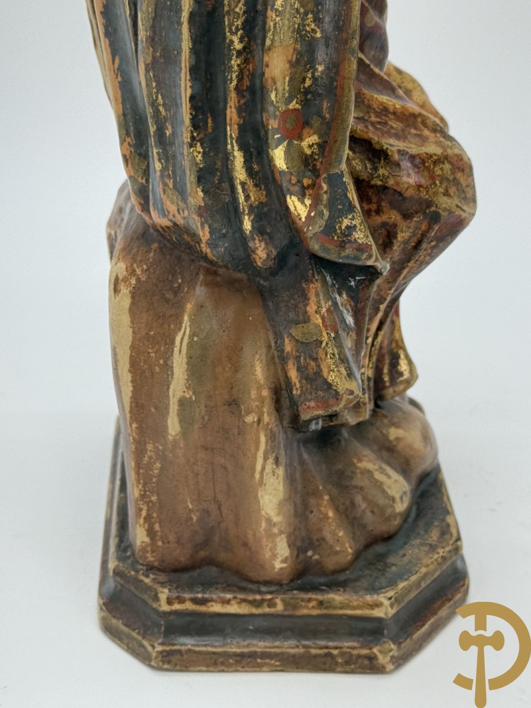 Gepolychromeerde houtsculptuur van zittende dame