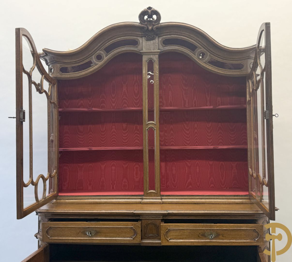Massief eiken Luikse vitrinekast, boven met 2 beglaasde deuren en gebogen kop, Louis XV stijl, 18e