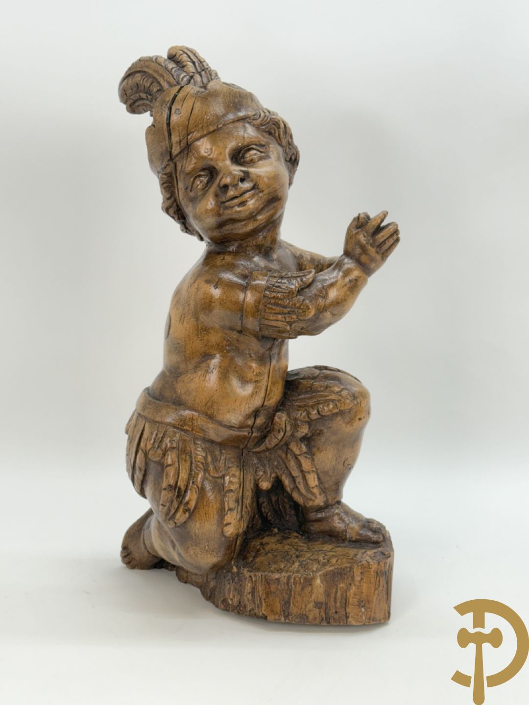Houtgesculpteerde cupido met gevouwen handen en pluimen