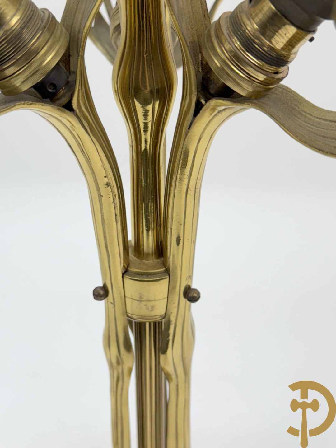 Paar koperen vierarmige lampen met gestyleerde bloemen-en plantenmotieven, Jugendstil