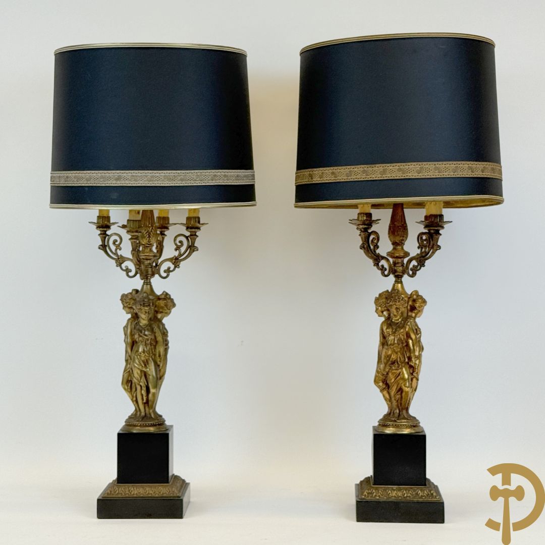 Paar vintage lampadaires met 3 karyathiden, bovenaan met 4 kaarsen en een lichtpunt, Deknudt