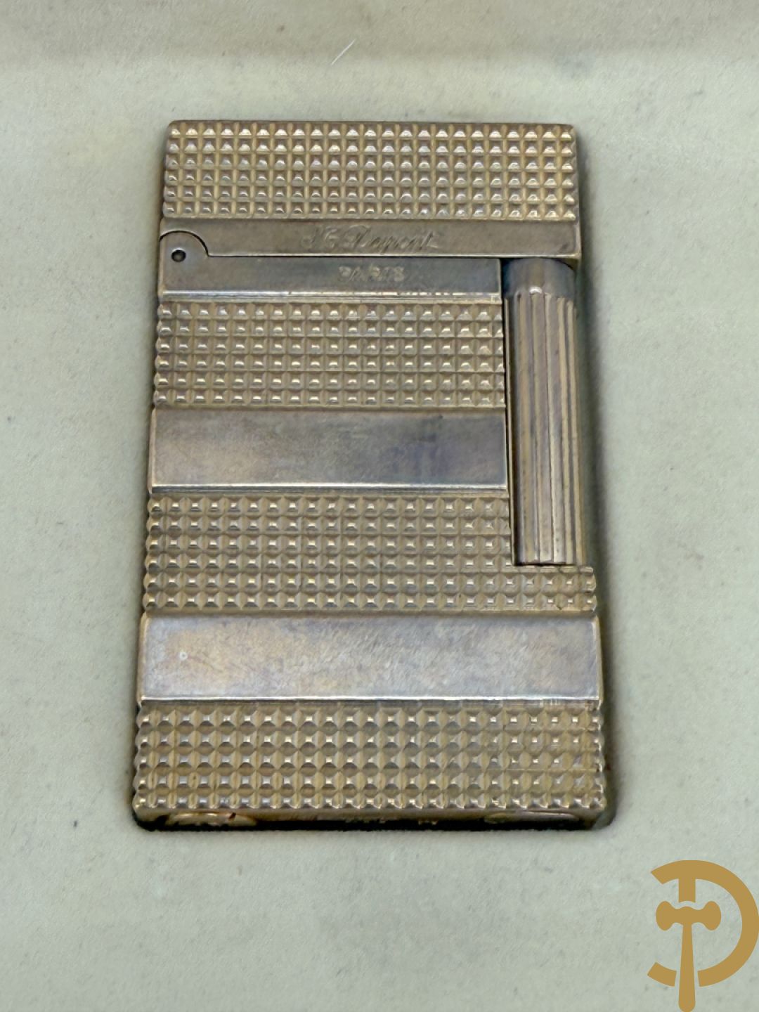 Vergulde aansteker S.T. Dupont met lijn en bandmotief serienummer "07D05A8" - in etui