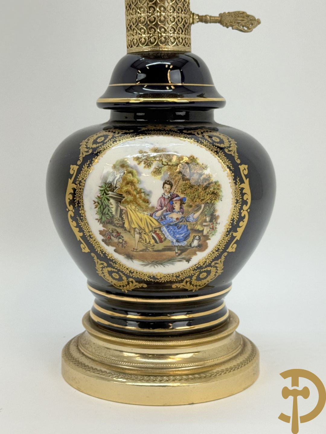Sèvres stijl dekselpotiche met koperen ornamenten en romantisch decor + lampadaire in Sèvres stijl met romantisch decor