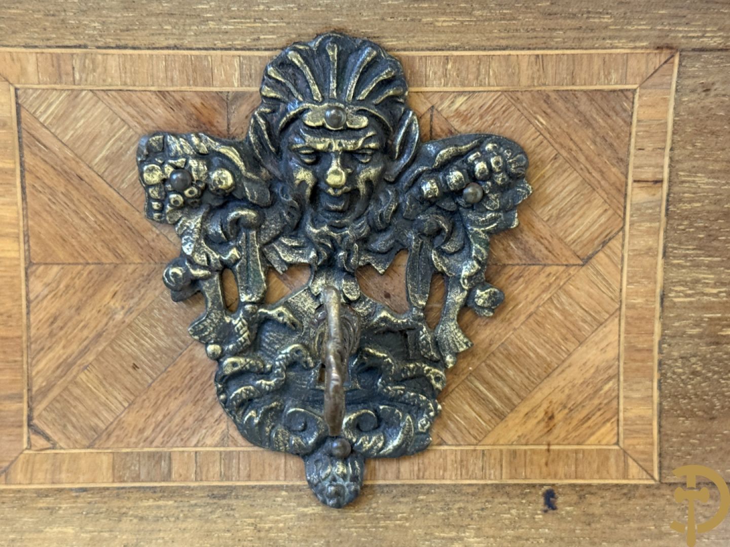 Notelaren gemarketteerde en gegalbeerde drieladencommode bezet met bronsbeslag en geaderd marmeren blad