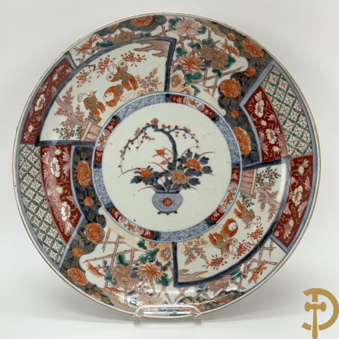 Twee porseleinen Imari schotels