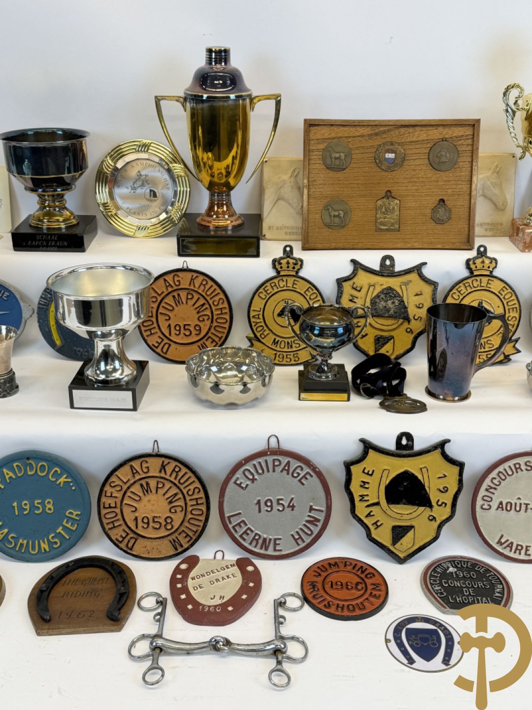 Verzameling memorabilia van paardenrennen, trofeeën en bekers
