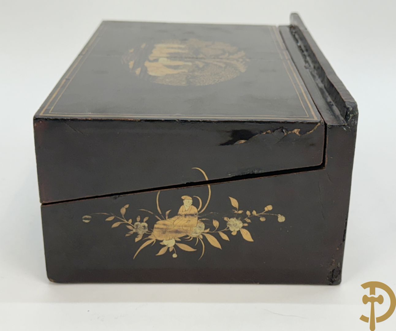 Schrijfbox in wortelnotehout met marquetterie en bovenaan een parelmoer plakkette + Japanse zwartgelakte openklapbare schrijfbox met verguld geanimeerd decor