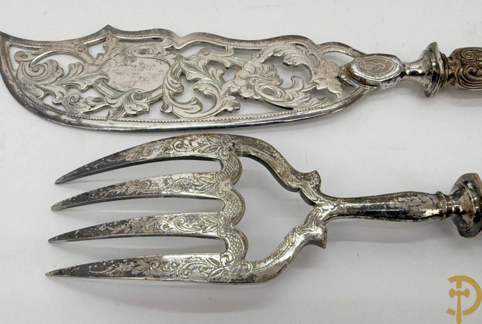 Wildbestek met massief zilveren handvaten en geajoureerd lemmet, Louis XV stijl