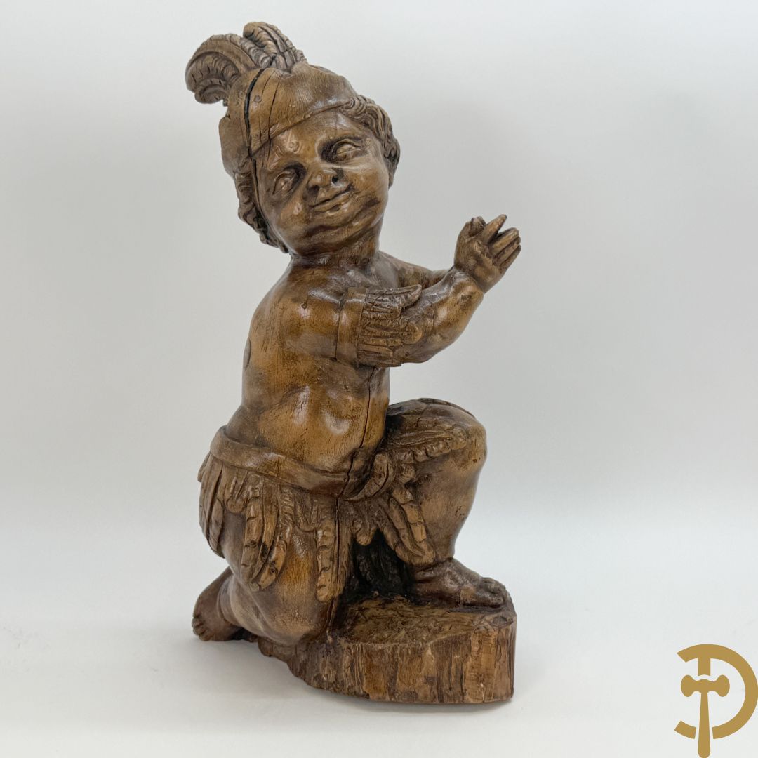 Houtgesculpteerde cupido met gevouwen handen en pluimen