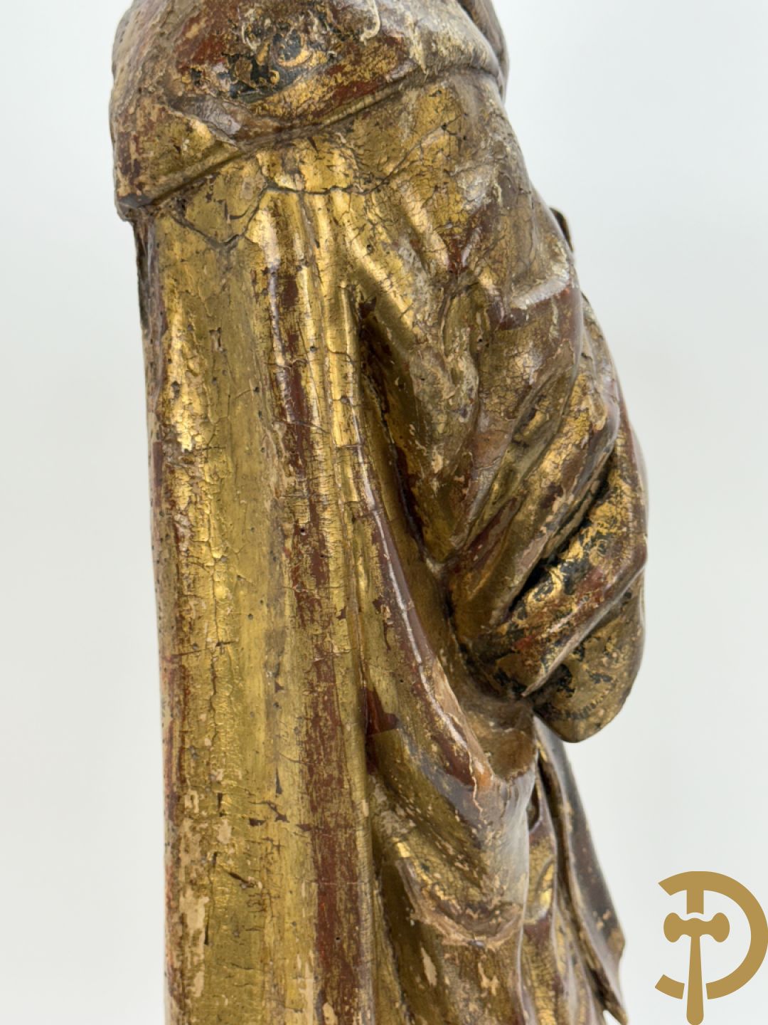 Gepolychromeerde houtsculptuur van man met mantel