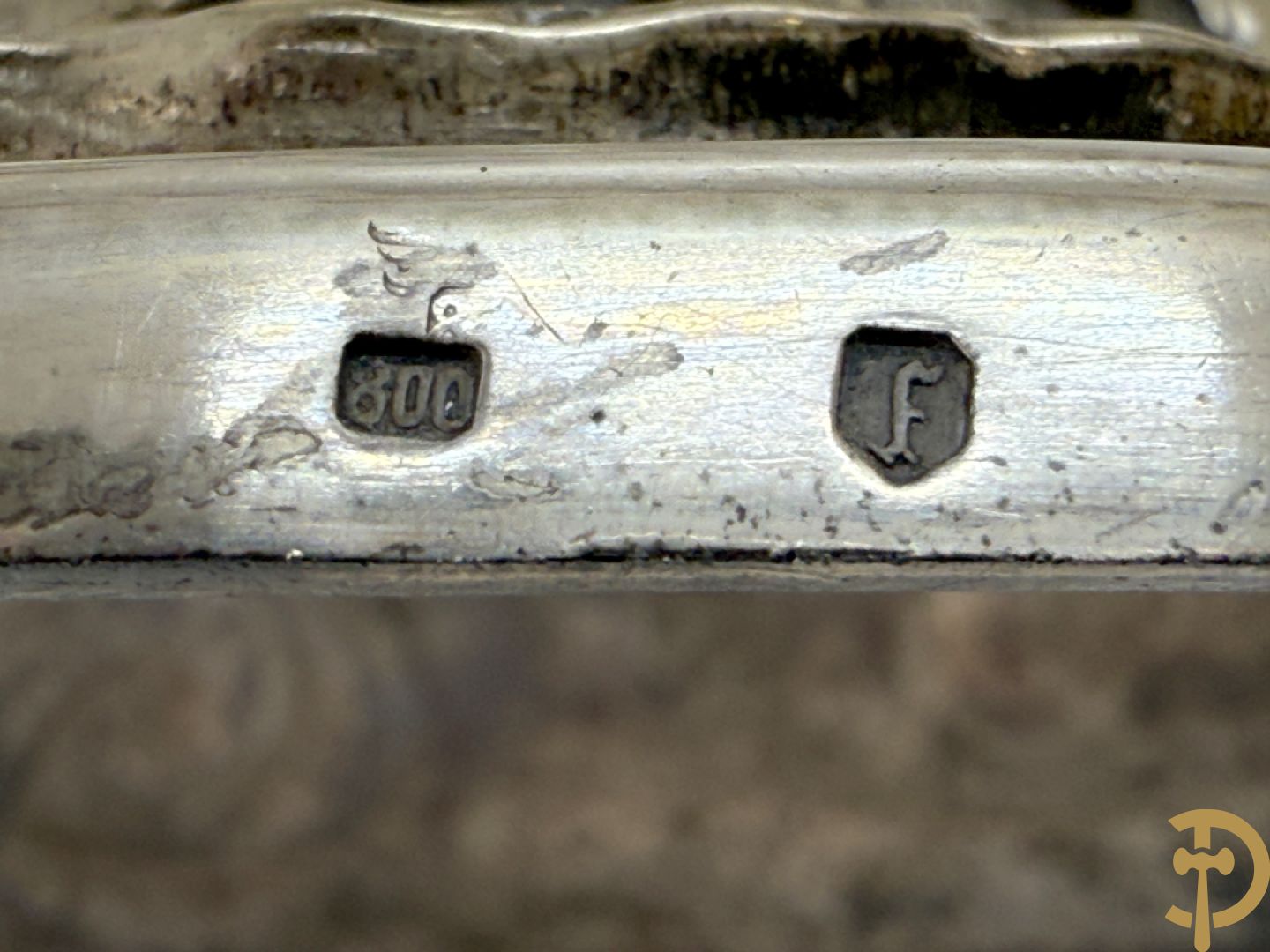 Paar massief zilveren getorste zesarmige kandelaars met Louis XV motieven, met import stempel 