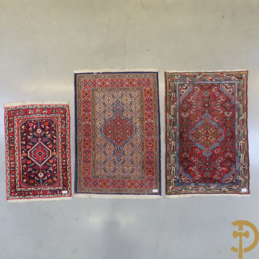 Drie oosterse handgeknoopte tapijten Hamadan