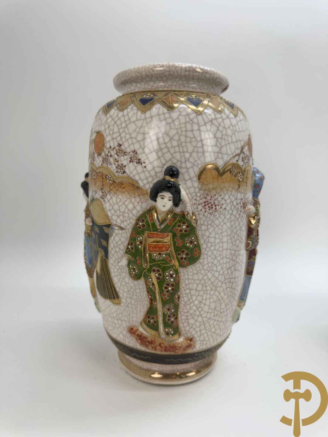 Paar Japanse Satsumat vazen met basrelief decor van gheisha