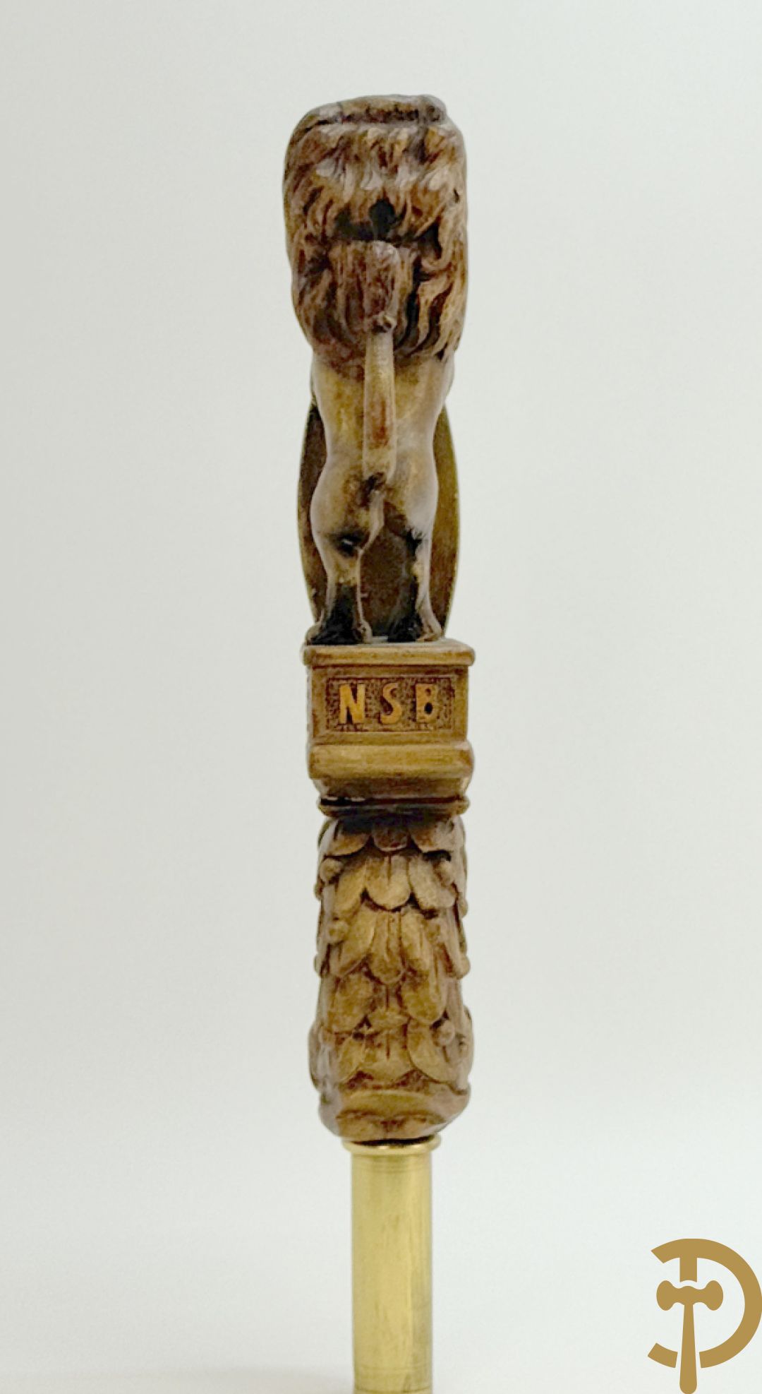 Houtgesculpteerde vlaggentop met Vlaamse leeuw 