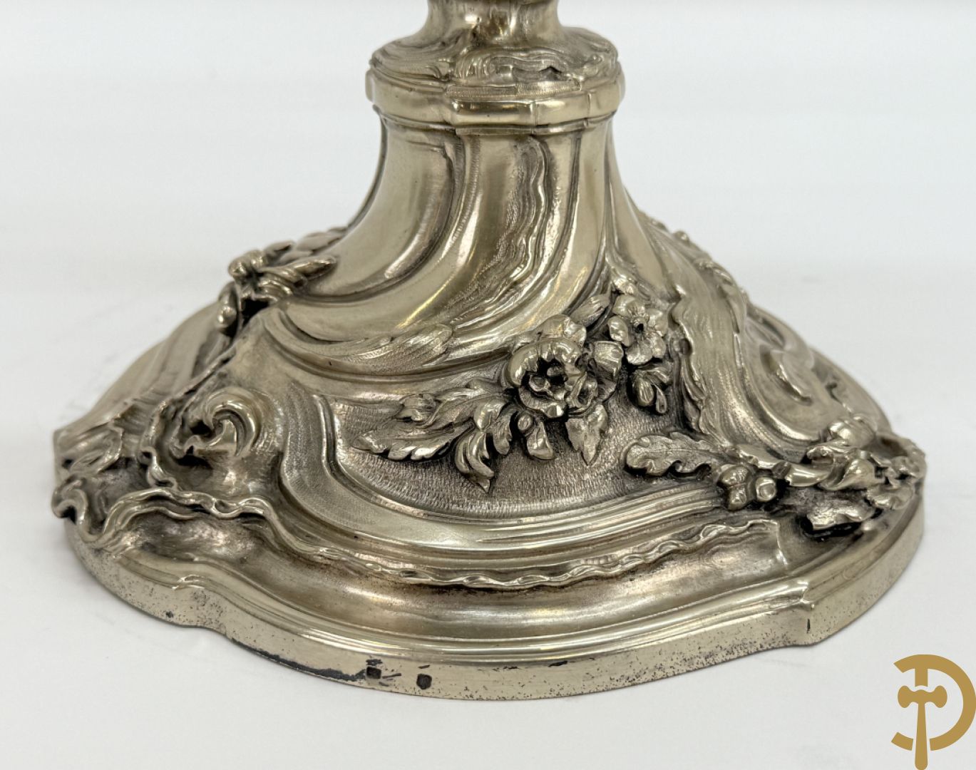 Paar massief zilveren getorste zesarmige kandelaars met Louis XV motieven, met import stempel 