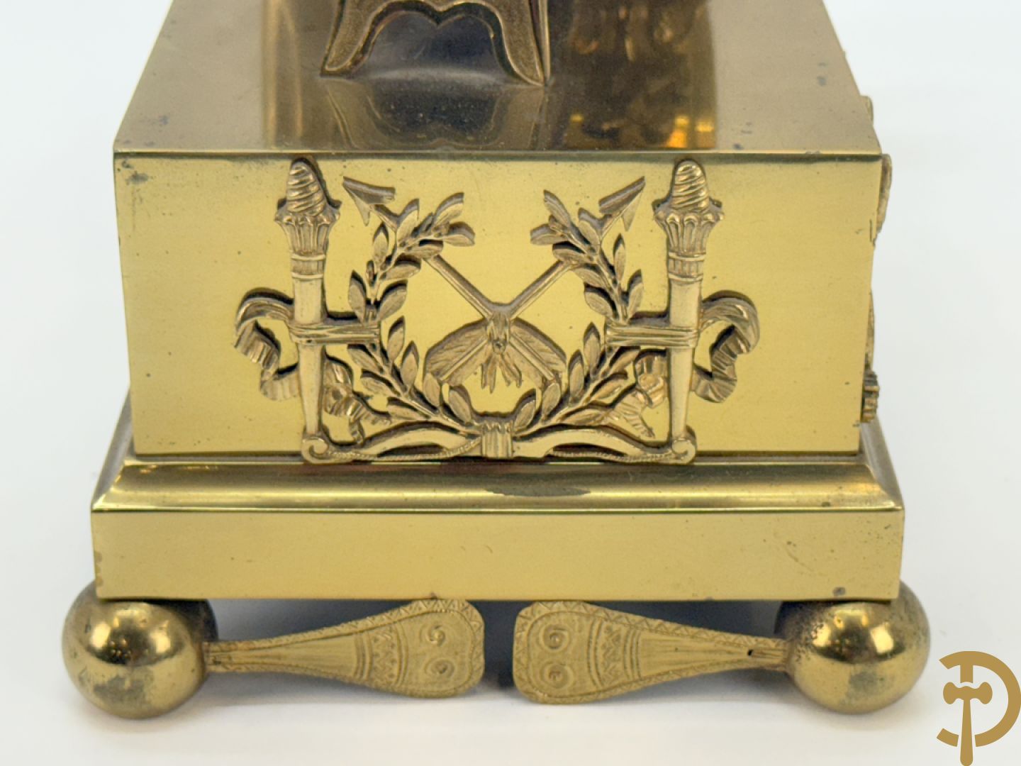 Vuurvergulde Franse bronzen Empire stijl pendule, harpvormige horloge met gevleugelde Griekse mythologische figuur, Erso die zijn lier bespeelt - Deniere et E. Mattelin, Fabricants de Bronze