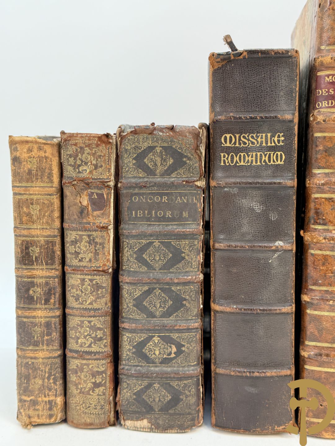 Reeks oude theologische boeken met lederen kaft 17e-18e w.o. Moralis Christiana, Missale Romanum  en Bibliorum Concordantia