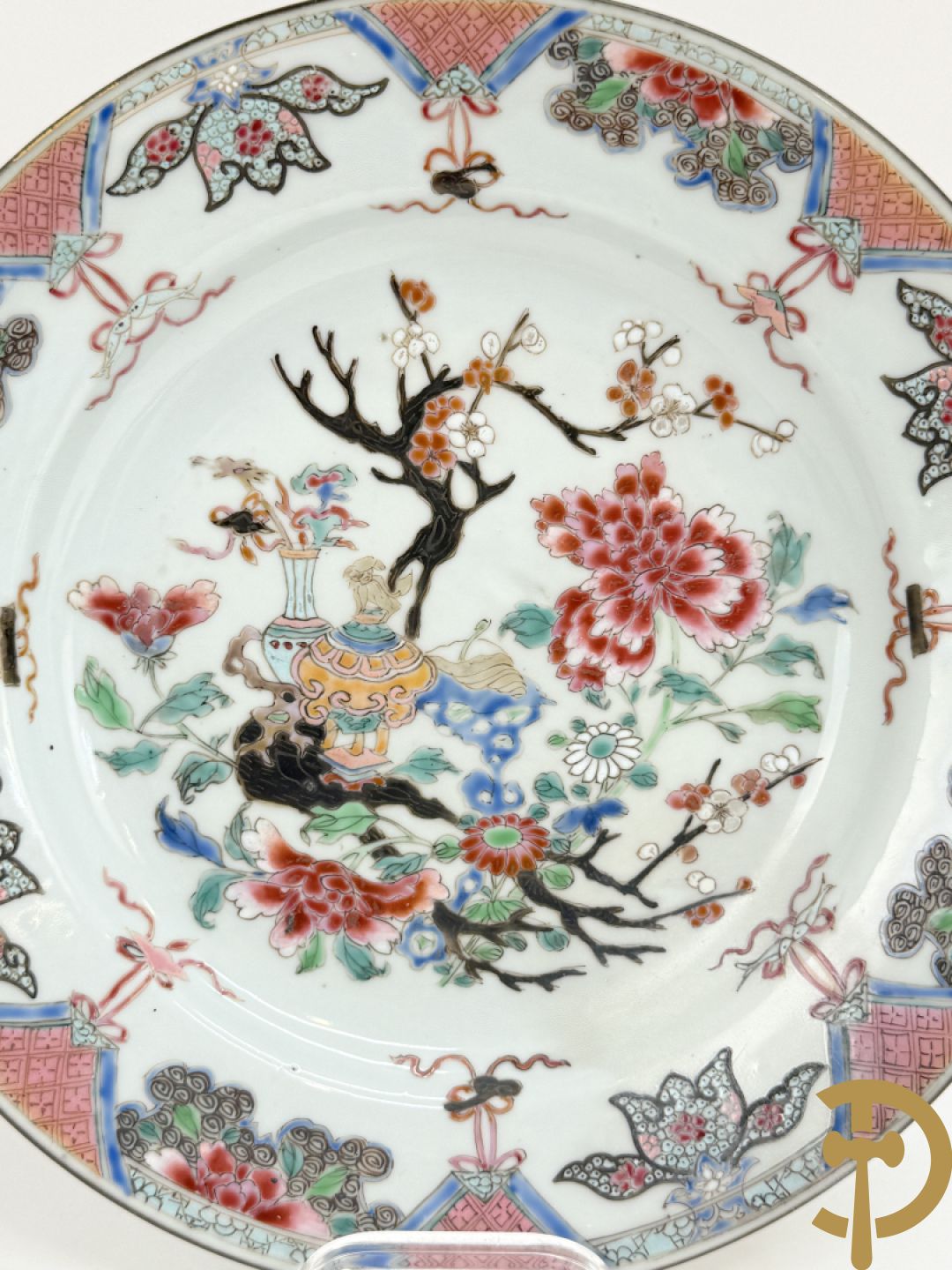Chinese porseleinen ballustervormige vaas, King Long  + 2 porseleinen bordjes met bloemendecor + 2 bordjes met vazen- en bloemendecor + kopje en schoteltje Imari + dekselpotiche met vogel en bloemendecor