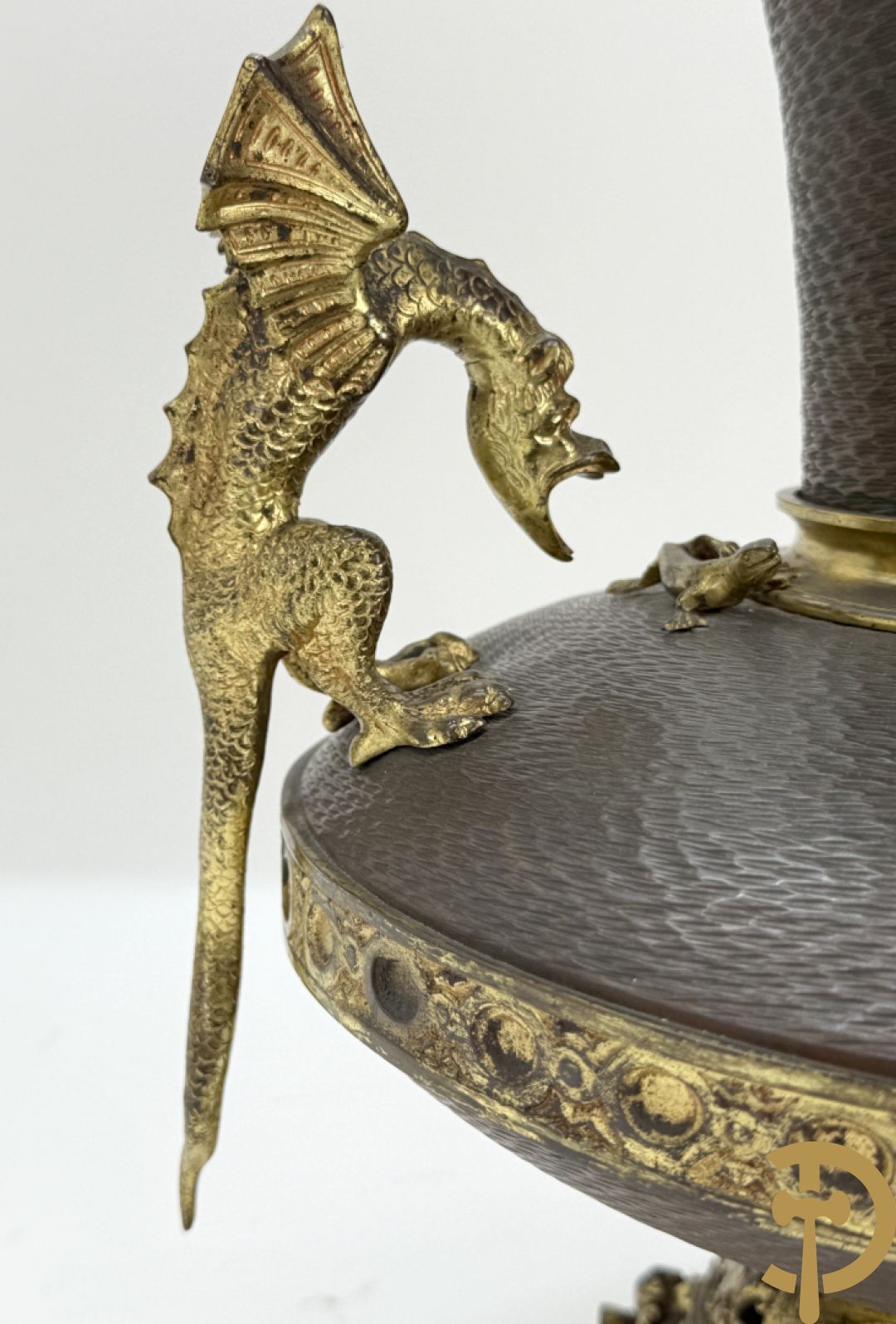 Koperen siervaas met bronzen ornamenten van hagedissen en draken
