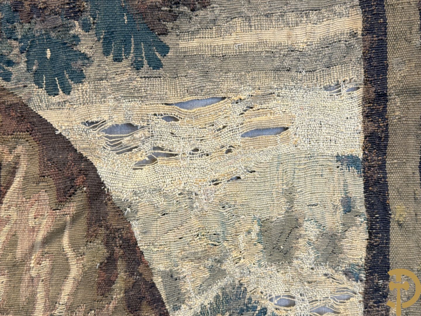 Fragment van wandtapijt met geanimeerde mythologische scène, omgeven door florale omranding, 18e
