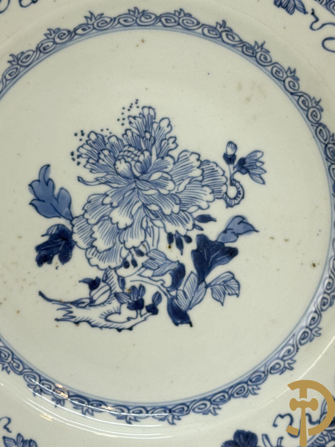 Vijf Chinese porseleinen bordjes met bloemendecor + 3 Japanse bordjes