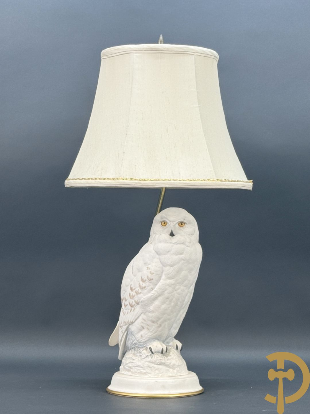 Porseleinen beeld van witte sneeuwuil als lampadaire, door Raymond Watson getekend in 1987 bij de Franklin Mint Compagnie
