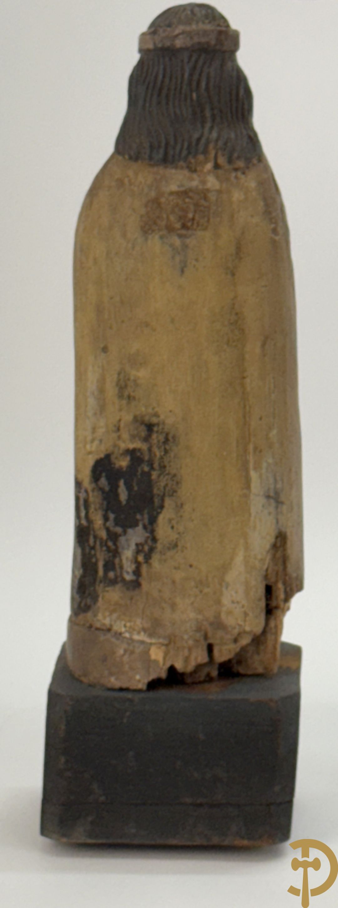 Volkse houtsculptuur van Heilige figuur met lam