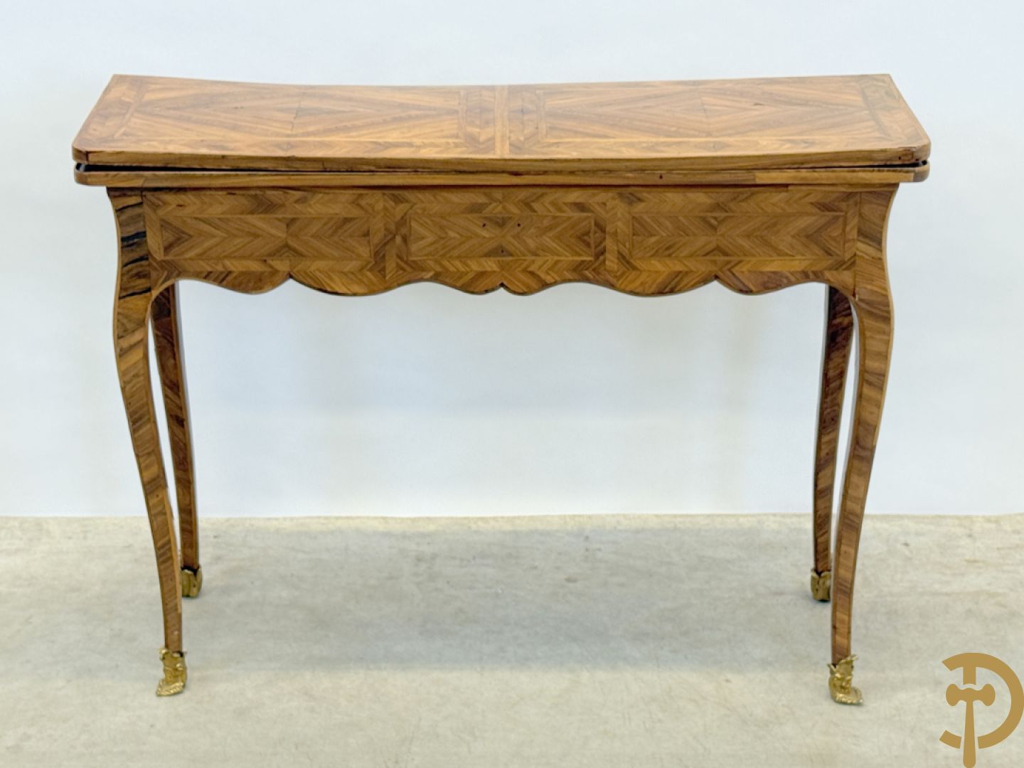 Gemarketteerd openklapbaar/kantelbare speeltafel op bronzen sabots